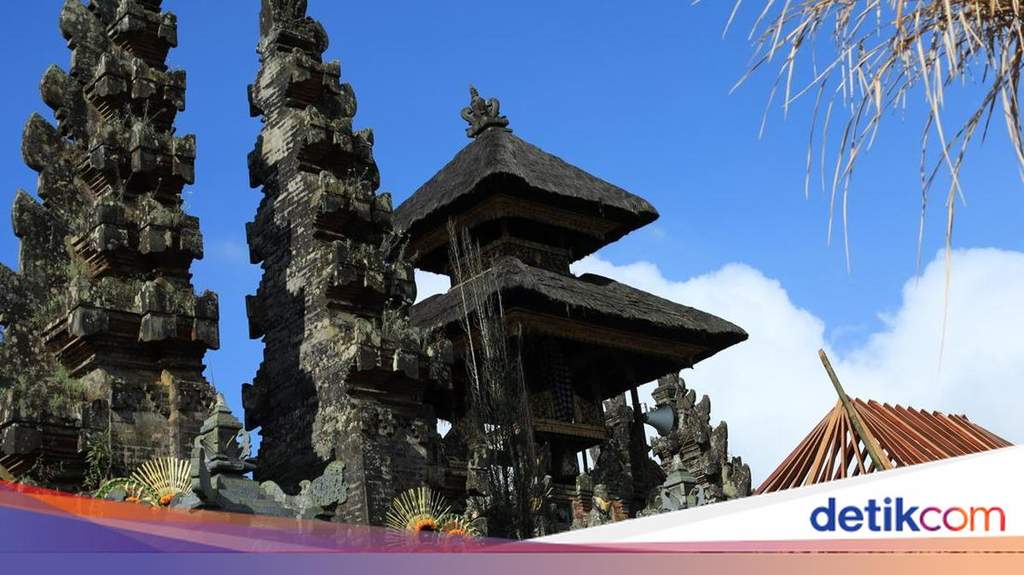 Tumpukan sampah organik dedaunan di wilayah Bali yang berpotensi untuk diolah kembali menjadi bahan material bangunan ramah lingkungan.