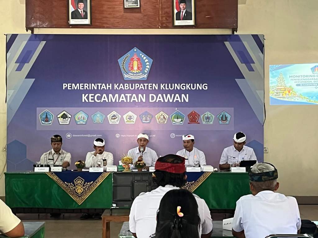 Wakil Bupati Klungkung Tjokorda Gde Surya Putra saat memimpin rapat evaluasi penyelenggaraan pemerintahan desa di Kantor Camat Dawan.