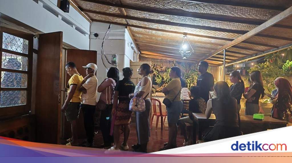 Suasana pemuda dan warga Buleleng mengantre dan menikmati kopi gratis di kedai kopi saat peringatan Hari Kasih Sayang Bali atau Tumpek Krulut.